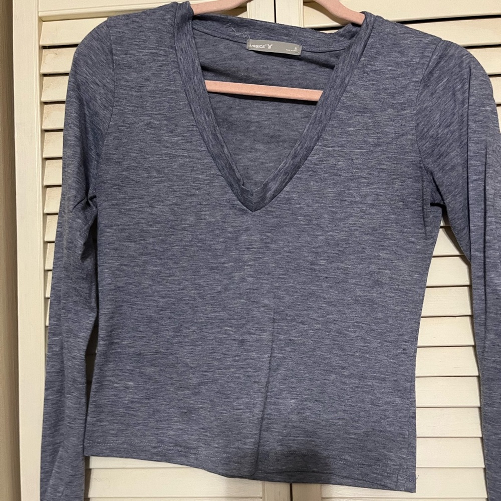 Cropped length v neck tshirt long sleeve